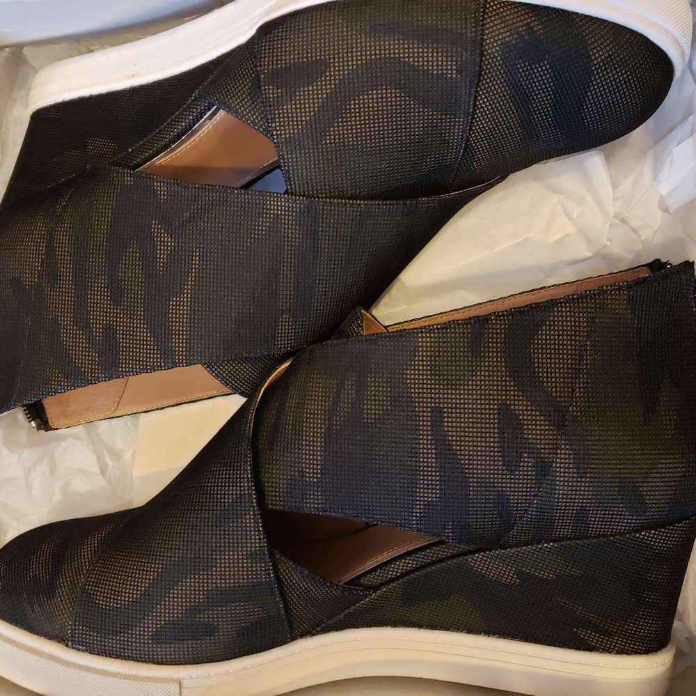 Linea PAOLO Felicia wedge sneaker 11 in Camo